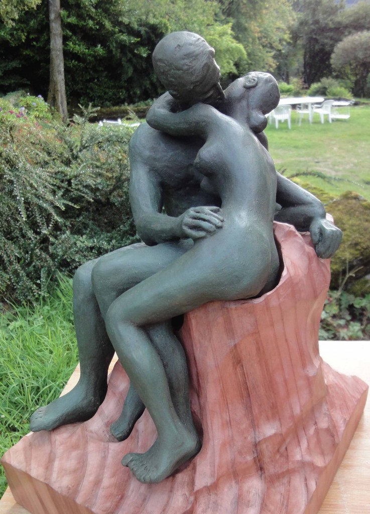 Le baiser d'après Rodin sur socle en séquoia
