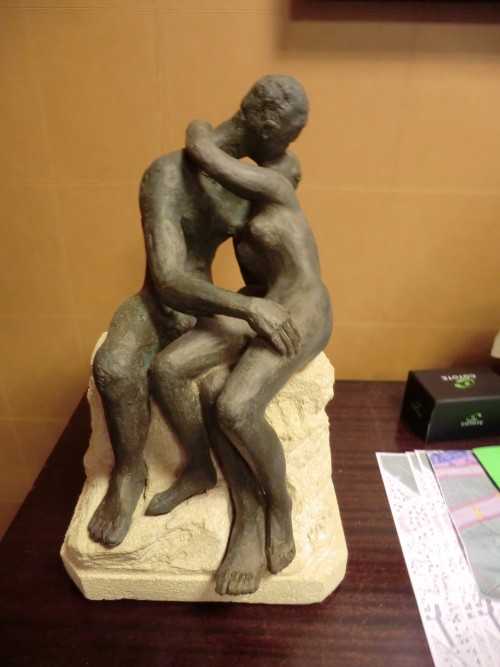 Le baiser d'après Rodin en cours sur socle en pierre